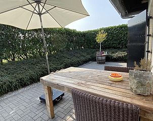 Prachtige tuin bij VZ735 Appartement Renesse, vakantieaccommodatie in Zeeland.