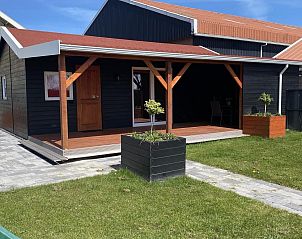 Vorderansicht von VZ1101 Ferienhaus in Renesse mit Terrasse und grner Umgebung in Zeeland.