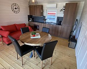 Offene Kche und Sitzecke im Ferienhaus VZ1101 in Renesse, ideal fr einen entspannten Urlaub in Zeeland.