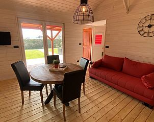 Gemtliches Wohnzimmer mit Blick auf den Garten im Ferienhaus VZ1101 in Renesse, Schouwen-Duiveland.