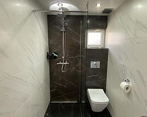 Luxurises Badezimmer mit begehbarer Dusche im Ferienhaus VZ1101 in Renesse, Schouwen-Duiveland.