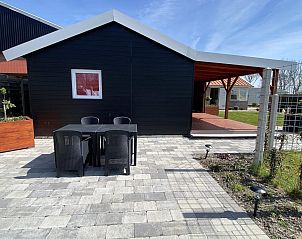 Terrasse mit Sitzgelegenheiten im Ferienhaus VZ1101 in Renesse, ideal fr Mahlzeiten im Freien in Zeeland.