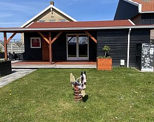Vorderansicht von VZ1101 Ferienhaus in Renesse mit Spielplatz und grnem Garten in Schouwen-Duiveland.