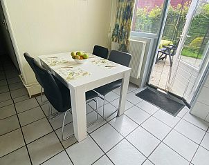 Eettafel met stoelen in VZ182 Vakantiehuis Kerkwerve, Schouwen-Duiveland.