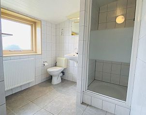 Badkamer met douche in VZ182 Vakantiehuis Kerkwerve, Zeeland.
