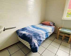 Slaapkamer met enkel bed in VZ182 Vakantiehuis Kerkwerve, Schouwen-Duiveland.