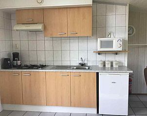 Voorzijde van vakantiehuis ZE182 met kleurrijke luiken, Kerkwerve, Zeeland.