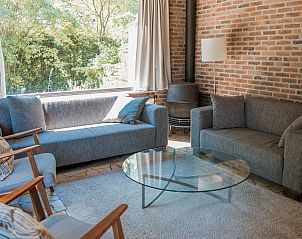 Gezellige zithoek in Vakantiewoning Kamperfoelieweg 13, Nieuw-Haamstede met moderne meubels en veel daglicht.