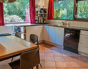 Ruime keuken in Vakantiewoning Kamperfoelieweg 13, Nieuw-Haamstede met uitzicht op de groene tuin.