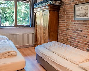 Slaapkamer met twee bedden in Vakantiewoning Kamperfoelieweg 13, Nieuw-Haamstede, Zeeland.