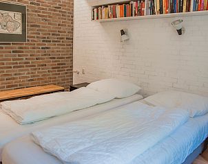 Slaapkamer met tweepersoonsbed in Vakantiewoning Kamperfoelieweg 13, Nieuw-Haamstede, Zeeland.