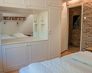 Ingebouwde kasten in de slaapkamer van Vakantiewoning Kamperfoelieweg 13, Nieuw-Haamstede.