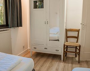 Gezellige slaapkamer met antieke kast in Vakantiewoning Kamperfoelieweg 13, Nieuw-Haamstede.