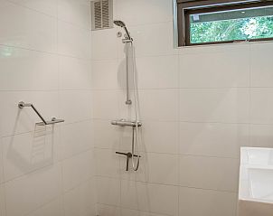Moderne badkamer met douche in Vakantiewoning Kamperfoelieweg 13, Nieuw-Haamstede, Zeeland.