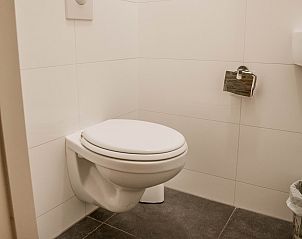 Stijlvolle WC in Vakantiewoning Kamperfoelieweg 13, Nieuw-Haamstede, Zeeland.