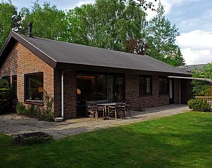 Zijaanzicht van Vakantiewoning Kamperfoelieweg 13, Nieuw-Haamstede met terras en tuin.