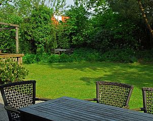 Grote tuin met terras bij Vakantiewoning Kamperfoelieweg 13, Nieuw-Haamstede, Zeeland.