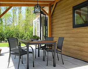 Gezellig terras bij Vakantiehuisje in Noordwelle met eettafel en stoelen, Schouwen-Duiveland, Zeeland.