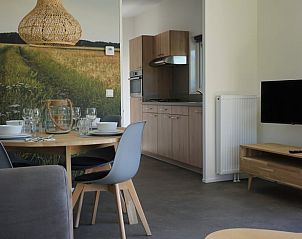 Moderne keuken en eetruimte in Huisje in Noordwelle, vakantiehuis in Zeeland.