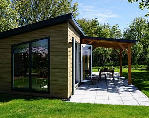 Zonnig terras bij Huisje in Noordwelle, vakantiehuis in Noordwelle, Schouwen-Duiveland.