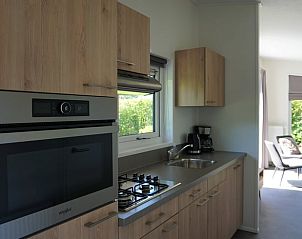 Stijlvolle keuken in Huisje in Noordwelle, vakantieaccommodatie in Zeeland.