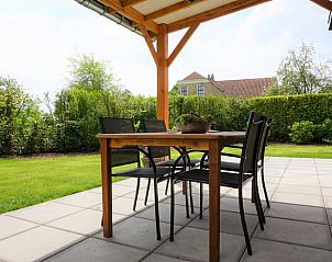 Gezellig terras met eettafel bij Huisje in Noordwelle, vakantiehuis in Schouwen-Duiveland.