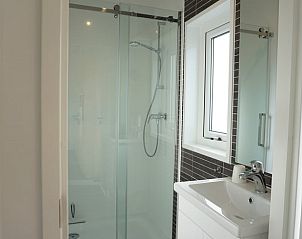 Moderne badkamer in Huisje in Noordwelle, vakantiehuis in Noordwelle, Zeeland.