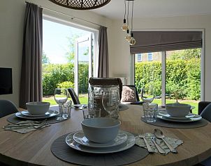 Gezellige eetruimte met uitzicht in Huisje in Noordwelle, vakantiehuis in Zeeland.