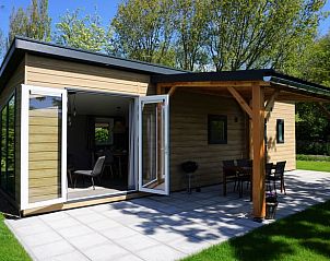 Ruim terras met overkapping bij Huisje in Noordwelle, vakantiehuis in Schouwen-Duiveland.