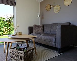 Moderne woonkamer met uitzicht in Huisje in Noordwelle, vakantiehuis in Schouwen-Duiveland.