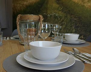 Gedekte eettafel in Huisje in Noordwelle, vakantiehuis in Noordwelle, Schouwen-Duiveland.