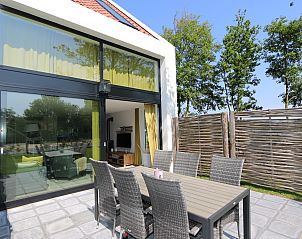 Terras van Vakantiehuis Duinhuis 11 in Noordwelle, Schouwen-Duiveland, ideaal voor buiten dineren en ontspanning.