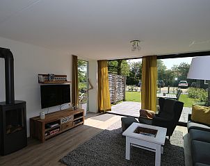 Gezellige zithoek in Vakantiehuis Duinhuis 11, Noordwelle, Schouwen-Duiveland, met uitzicht op de tuin.