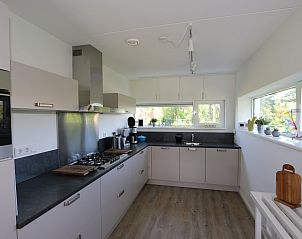 Moderne keuken in Vakantiehuis Duinhuis 11, Noordwelle, Schouwen-Duiveland, compleet uitgerust voor een comfortabel verblijf.