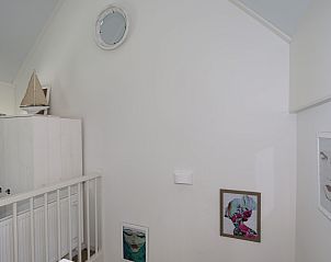 Bovenverdieping van Vakantiehuis Duinhuis 11 in Noordwelle, Schouwen-Duiveland, met nautische decoraties en kunst.