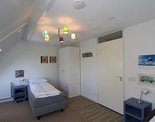 Slaapkamer met kleurrijke verlichting in Vakantiehuis Duinhuis 11, Noordwelle, Schouwen-Duiveland, perfect voor kinderen.