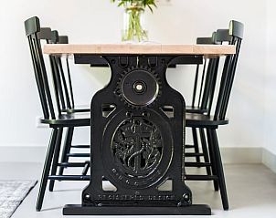 Eettafel met stoelen in Vakantiehuis in Noordwelle, Zeeland.