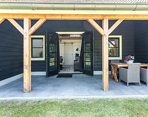 Veranda met zitje in Vakantiehuis in Noordwelle, Schouwen-Duiveland, Zeeland.