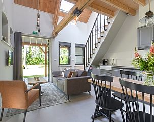 Gezellige woonkamer in Vakantiehuisje in Noordwelle met uitzicht op de tuin, Schouwen-Duiveland, Zeeland.