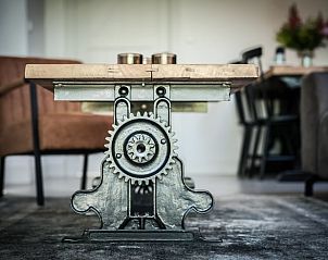 Industrile salontafel in Vakantiehuisje in Noordwelle, unieke details in Schouwen-Duiveland, Zeeland.