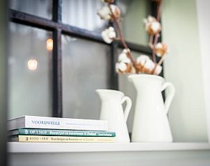 Stijlvolle decoratie in Vakantiehuisje in Noordwelle, boeken en vazen, Schouwen-Duiveland, Zeeland.