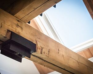 Houten balken in Vakantiehuisje in Noordwelle, karakteristiek plafond in Schouwen-Duiveland, Zeeland.