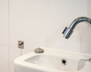 Moderne badkamer in Vakantiehuisje in Noordwelle met stijlvolle wastafel, Schouwen-Duiveland, Zeeland.