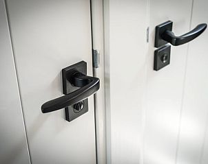 Stijlvolle deurknoppen in Vakantiehuisje in Noordwelle, moderne afwerking in Schouwen-Duiveland, Zeeland.