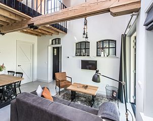 Lichte en ruime woonkamer in Vakantiehuisje in Noordwelle, modern interieur in Schouwen-Duiveland, Zeeland.