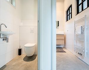 Moderne badkamer en toilet in Vakantiehuisje in Noordwelle, stijlvolle inrichting in Schouwen-Duiveland, Zeeland.