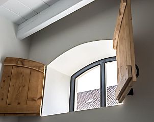 Houten luiken in Vakantiehuisje in Noordwelle, authentieke details in Schouwen-Duiveland, Zeeland.