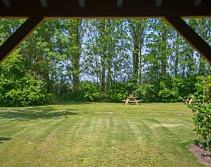 Uitzicht op het grasveld vanuit Vakantiehuisje in Noordwelle, natuurlijke omgeving in Schouwen-Duiveland, Zeeland.