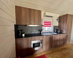 Eethoek op het terras van vakantiehuis ZE086 in Noordwelle, Schouwen-Duiveland, Zeeland.