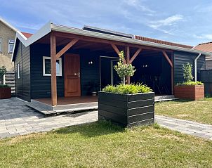 Ruim terras van vakantiehuis ZE086 in Noordwelle, Schouwen-Duiveland, Zeeland met houten vloer.